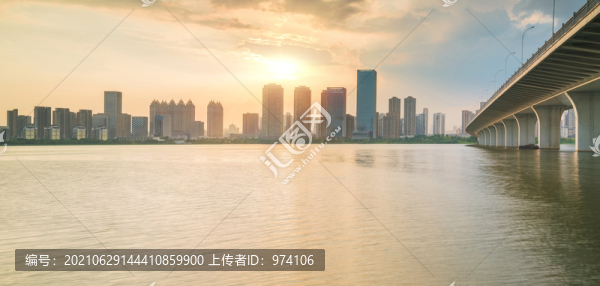 武漢城市天際線和沙湖大橋風光