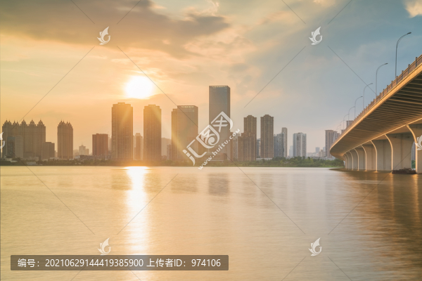 武漢城市天際線和沙湖大橋風(fēng)光