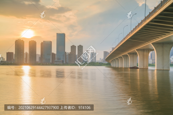 武漢城市天際線和沙湖大橋風(fēng)光