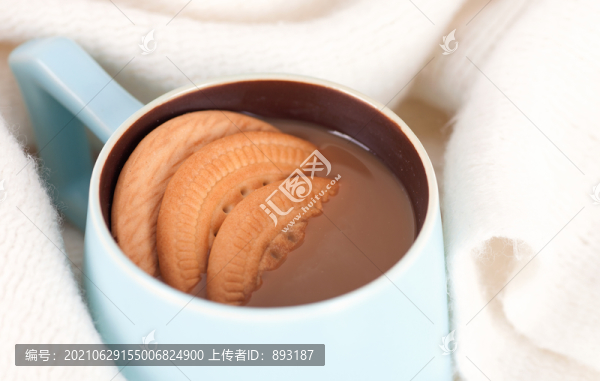棉圍巾包裹下的咖啡餅干