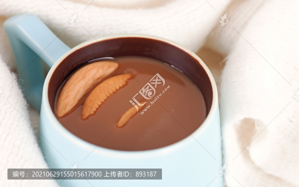 棉圍巾包裹下的咖啡餅干