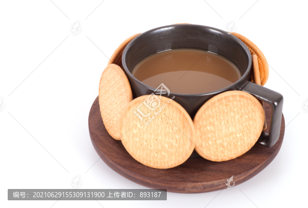被餅干圍繞的熱咖啡