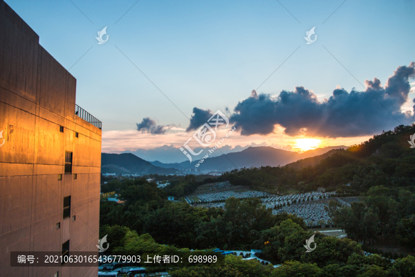 夏季的美麗晚霞