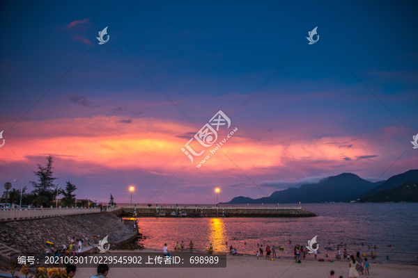天空的美麗晚霞