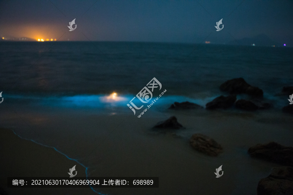 夜幕下的奇觀熒光海灘