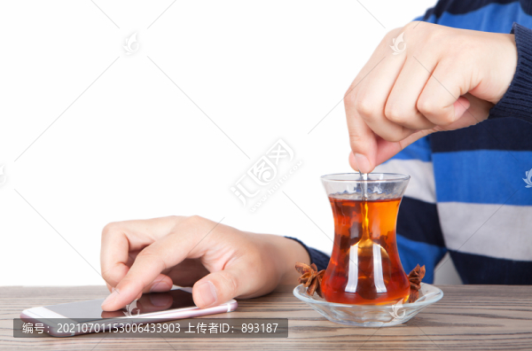 泡紅茶的年輕人