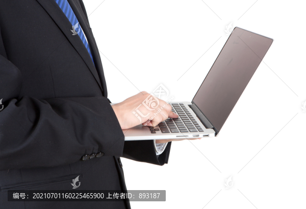 操作筆記本電腦的男性
