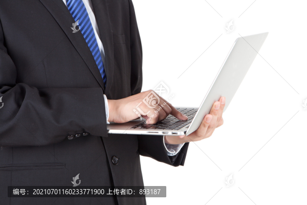 操作筆記本電腦的男性