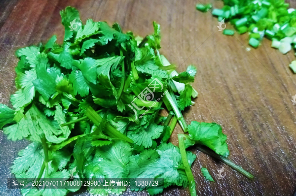 菜板上的香菜