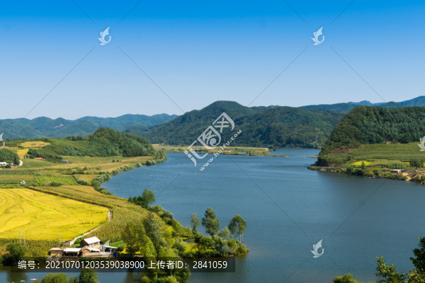 秋季鄉(xiāng)村的田野