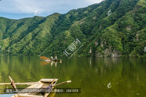 鄉(xiāng)村岸邊的漁船