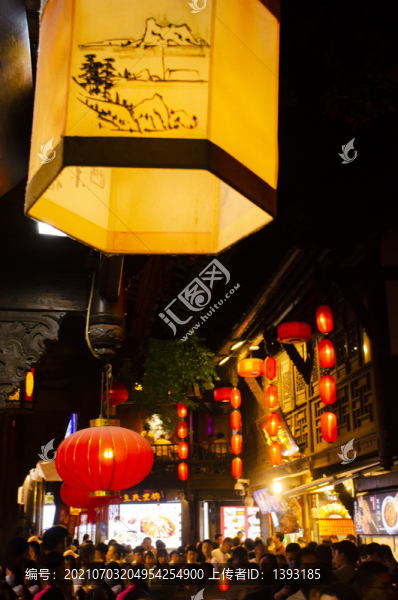 成都錦里掛紅燈籠的木房子