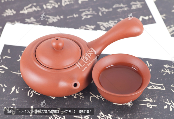 毛筆書法字帖上的紫砂茶具