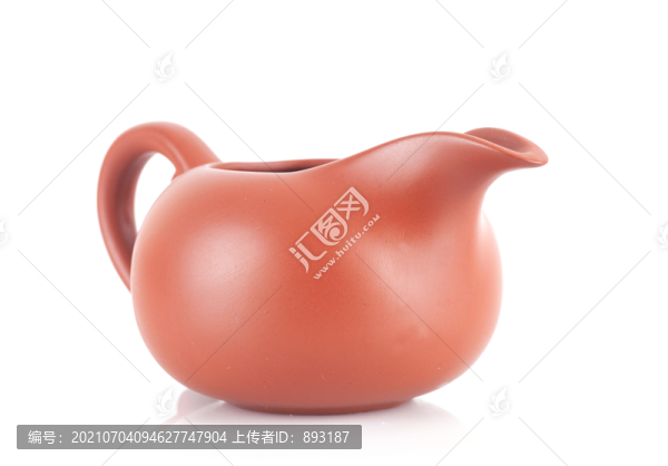 白背景上的紫砂公道杯