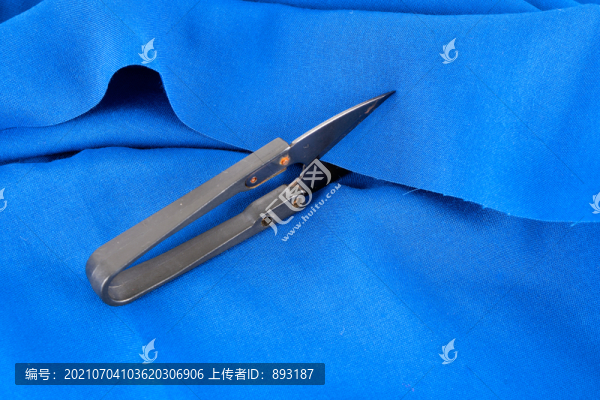 藍(lán)色布料和剪刀