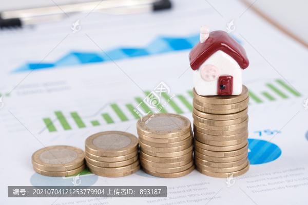 金融文件上的歐元硬幣和小房子模