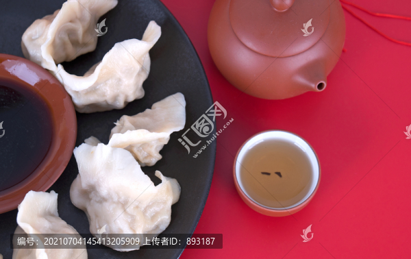 節(jié)日氣氛里的一盤餃子和茶水