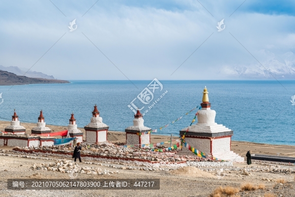 當(dāng)惹雍措白塔轉(zhuǎn)塔人