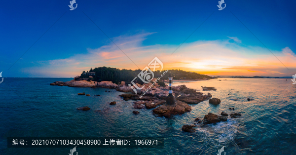 福建省東山島風(fēng)動(dòng)石景區(qū)海岸燈塔