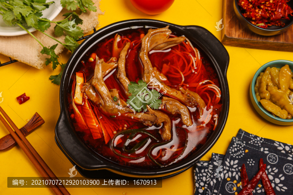 紅湯鴨掌米線