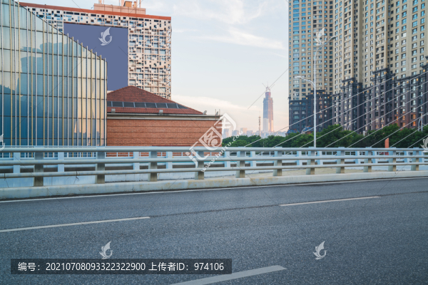 武漢城市建筑天際線和柏油馬路