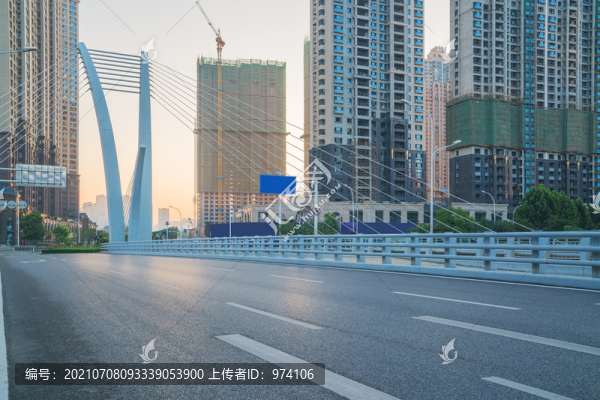 武漢城市建筑天際線(xiàn)和柏油馬路