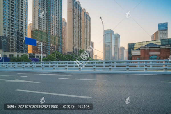 武漢城市建筑天際線和柏油馬路