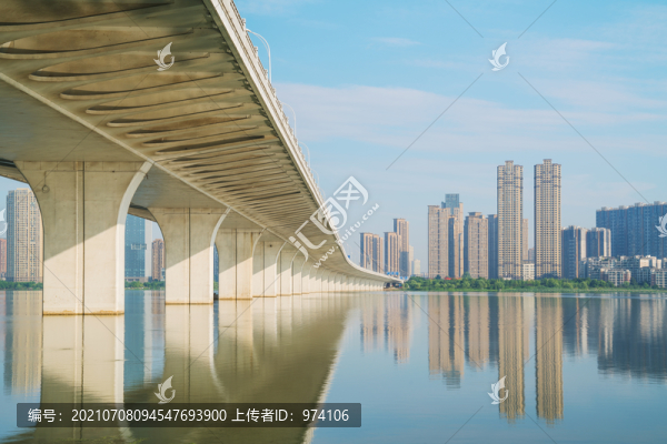 武漢城市天際線和沙湖大橋風(fēng)光