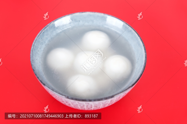 紅背景上一碗元宵節(jié)的湯圓或元宵