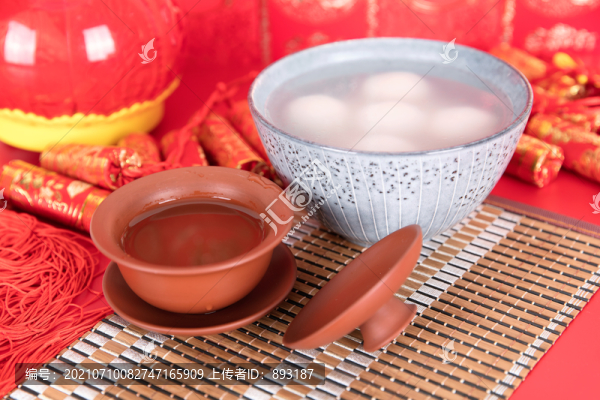 喜慶背景上的一碗湯圓和茶飲