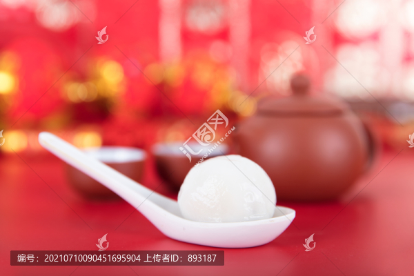 喜慶紅背景上的茶壺茶碗和盛著湯