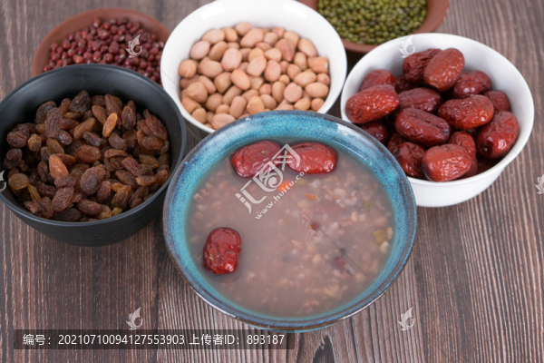 一碗臘八粥和部分干果食材