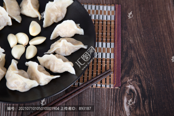 一盤煮好的餃子