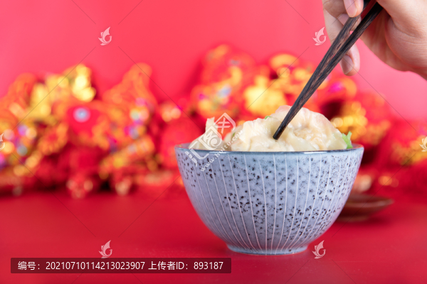 一碗餃子和一雙預(yù)夾食物的筷子