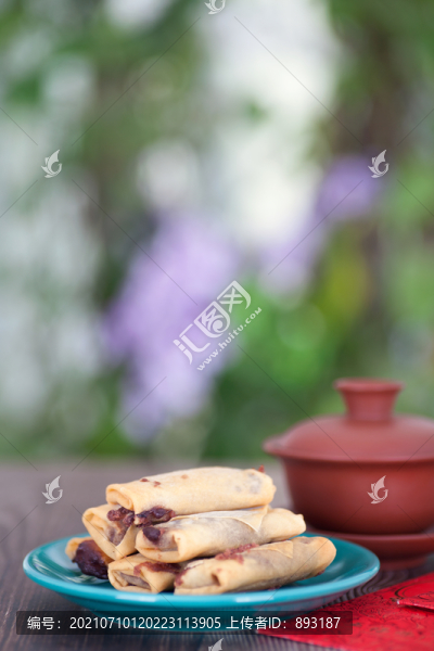 豎構(gòu)圖一盤春卷和蓋碗茶及紅包