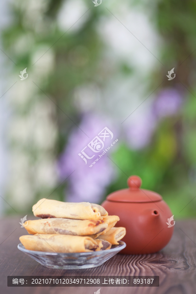 一盤炸春卷和一壺茶