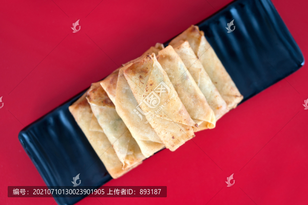 盤子里金黃色的炸春卷特寫