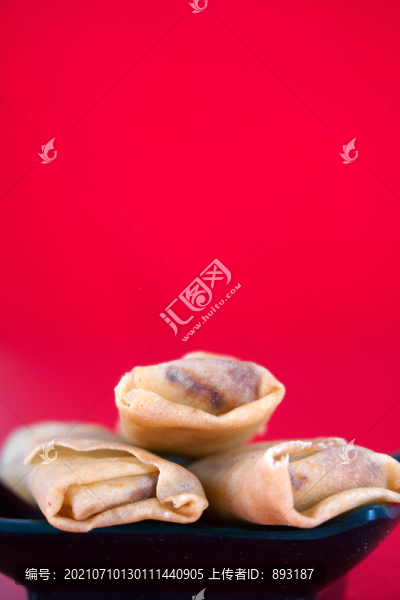 盤(pán)子里金黃色的炸春卷特寫(xiě)