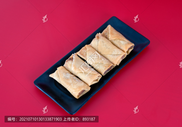 盤子里金黃色的炸春卷特寫