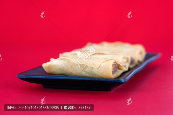 盤子里金黃色的炸春卷特寫