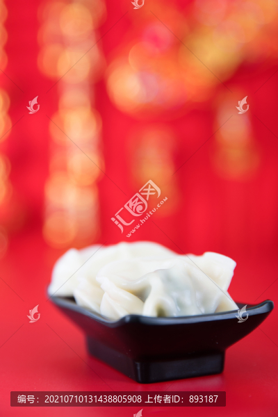 紅背景上一盤節(jié)日的餃子
