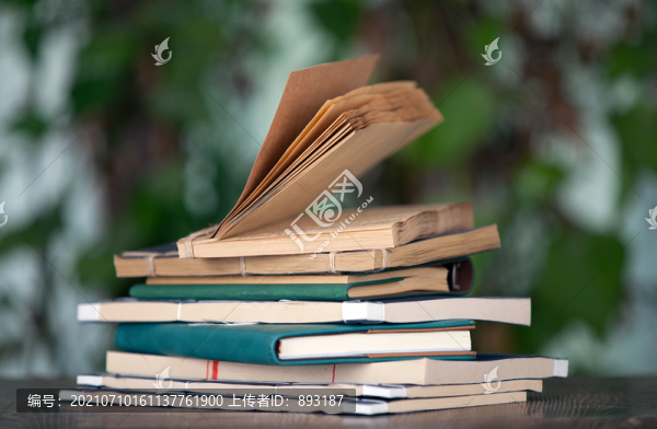 一大摞各種各樣的書籍