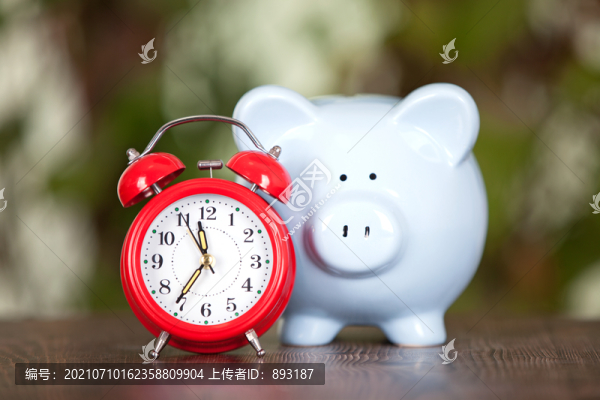 小豬存錢罐和鬧鐘