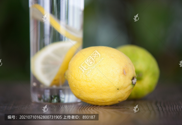 一杯檸檬水和鮮檸檬