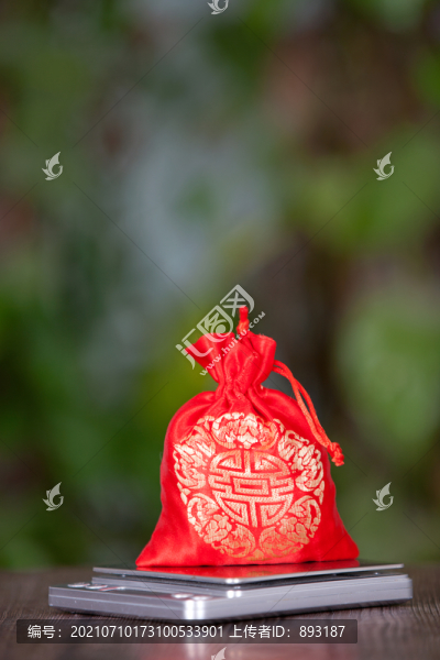 電子秤和上面紅色的錢袋