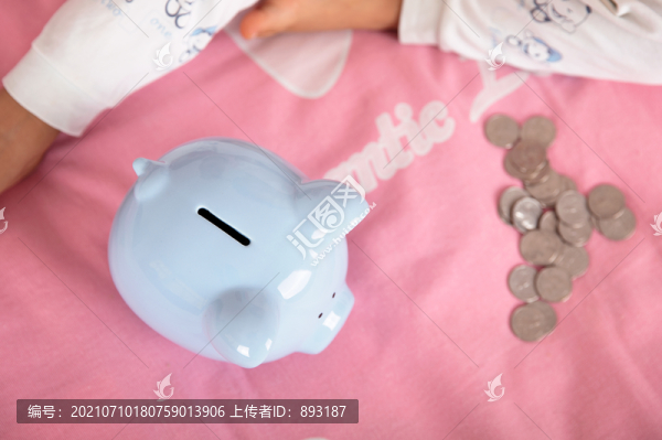 小豬存錢罐和一堆美元硬幣