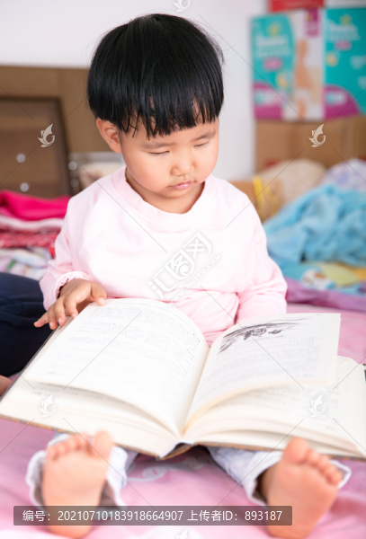 認(rèn)真看書(shū)的小女孩