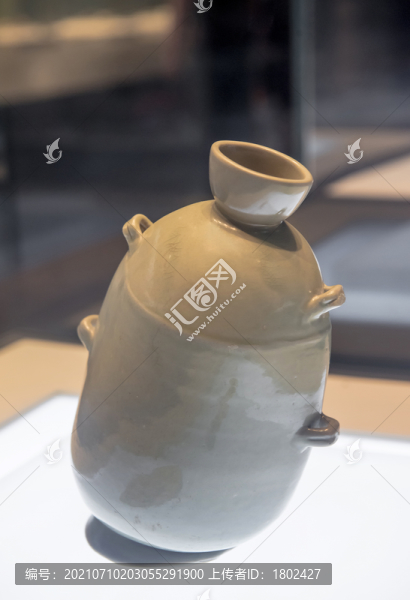 唐代秘色瓷穿帶壺