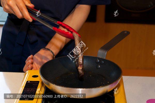 煎牛排過程