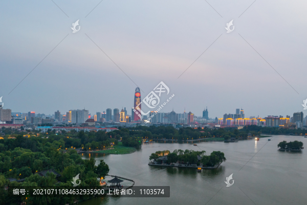 航拍華燈初上時分的濟南大明湖